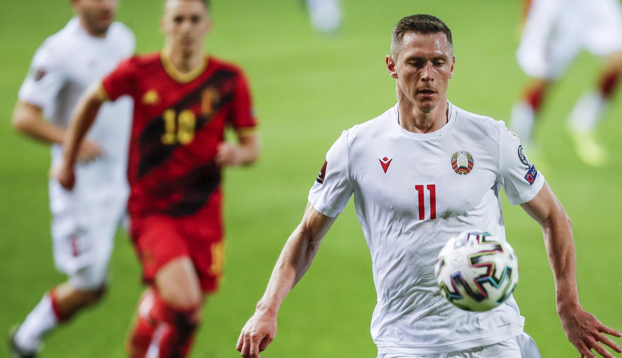 Striker Belarusia, Nikolai Signevich mengontrol bola saat menghadapi Belgia dalam laga Kualifikasi Piala Dunia 2022 Zona Eropa Grup E di King Power Stadium, Belgia, Selasa (30/3/2021). Belarusia kalah 0-8 dari Belgia. (AP/Francisco Seco)