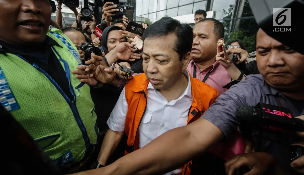 Tersangka kasus korupsi e-KTP Setya Novanto usai menjalani pemeriksaan kembali di Gedung KPK, Jakarta, Kamis (30/11). Setnov diperiksa oleh Mahkamah Kehormatan Dewan (MKD) DPR RI terkait dugaan pelanggaran kode etik. (Liputan6.com/Faizal Fanani)