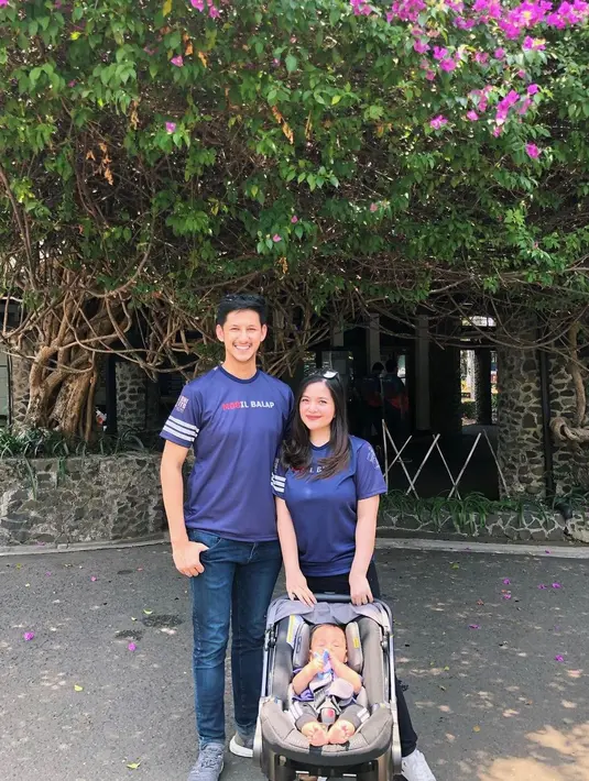 Baju jersey adalah salah satu baju yang dapat kamu kenakan dengan pasangan saat sedang menghadiri acara outdoor bersama, lho. (instagram/tasyakamila)