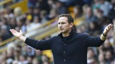 Laga comeback Frank Lampard sebagai manajer interim Chelsea setelah ditunjuk menggantikan posisi Graham Potter yang dipecat berakhir sial. Frank Lampard bersama Chelsea harus menelan kekalahan 0-1 dari tuan rumah Wolverhampton Wanderers, Sabtu (8/4/2023) di Molineux Stadium. Gol tunggal Wolves dicetak oleh Matheus Nunes pada menit ke-31. Dengan kekalahan ini Chelsea masih belum beranjak dari posisi ke-11 klasemen sementara Liga Inggris 2022/2023 dengan raihan 39 poin. (AP Photo/Rui Vieira)