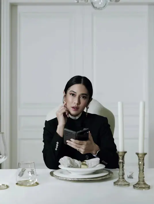 Dalam sebuah iklan smartphone yang dibintangi olehnya, Dian Sastro kembali terlihat mengenakan atasan berpotongan beskap. Atasan berwarna hitam dipadu dengan inner putih yang sedikit terlihat bagian kerahnya membuat penampilan Dian Sastro bak seorang royal. [Foto: Instagram/therealdisastr]