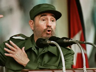 Fidel Castro, Tokoh revolusioner Kuba Fidel Castro adalah orang yang masih hidup dengan nilai tanda tangan termahal, mencapai sekitar $5.970 atau Rp 72,98 juta. (AFP PHOTO/Roberto)
