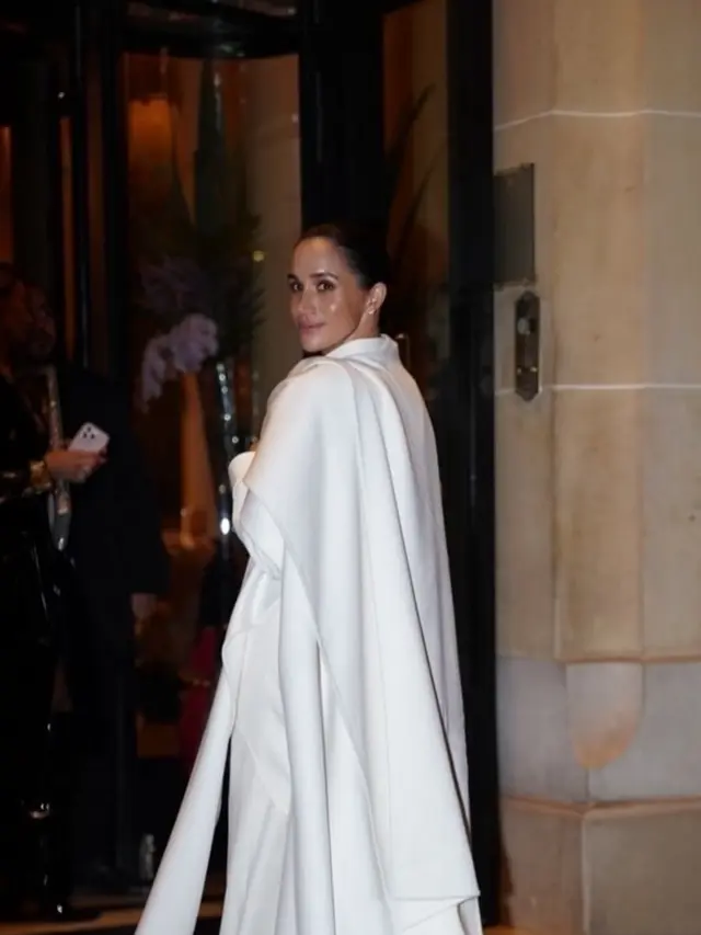 Debut Meghan Markle di Paris Fashion Week, Tampilan Polosan dengan All White dan Nyaris Tanpa Makeup