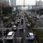 Kendaraan bermotor melintas di ruas Tol Dalam Kota, Jakarta, Rabu (27/10/2021). Pemprov DKI Jakarta berencana menerapkan sanksi tilang bagi kendaraan bermotor yang tidak lulus uji emisi mulai 13 November 2021. (Liputan6.com/Helmi Fithriansyah)