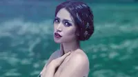 Siapa Lelaki yang Dipeluk Mesra Jessica Iskandar di Tempat Tidur?