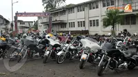 Sebuah gudang tua milik PT KAI pun sontak berubah menjadi garasi ratusan motor besar dari berbagai daerah untuk merayakan HUT ke 25 Brotherhood MC di Bandung (Liputan6.com/Helmi Fithriansyah) 