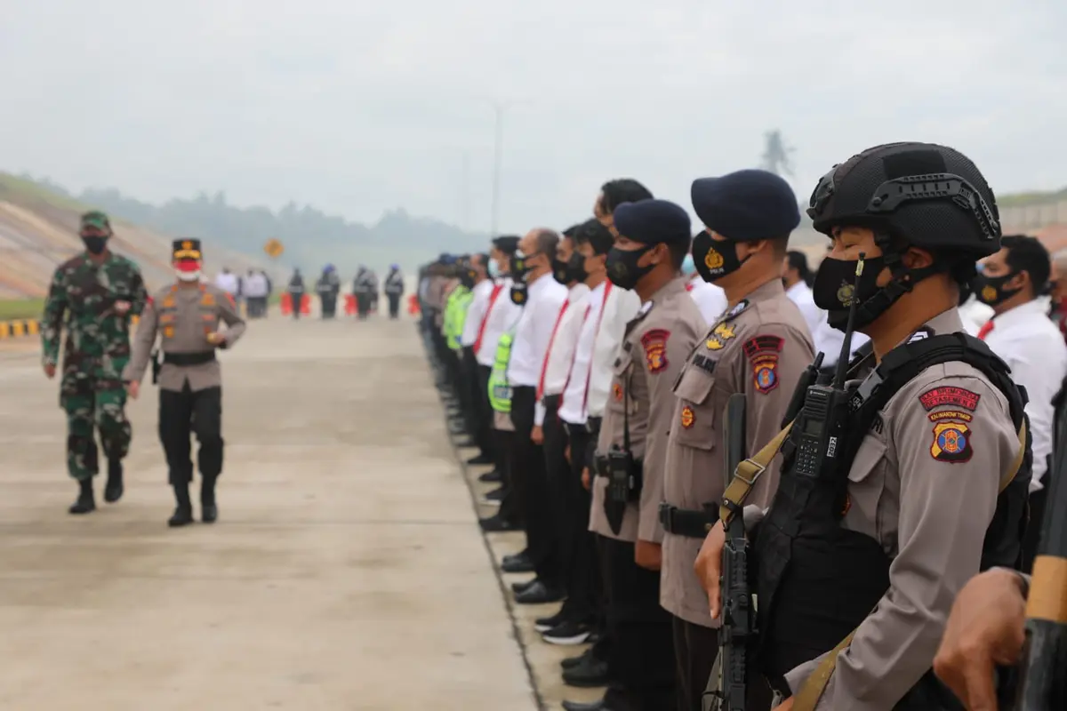 Ribuan personel TNI/Polri dalam pengamanan kedatangan Presiden Joko Widodo di Kaltim, Senin (23/8/2021). Foto istimewa