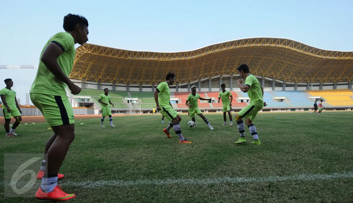 Sejumlah pemain Persipasi Bandung Raya (PBR) melakukan pemanasan jelang laga uji coba melawan Bekasi Putra di Stadion Patriot, Bekasi, Selasa (25/8/2015). Jelang berlaga di Piala Presiden 2015, PBR terus mematangkan pola. (Liputan6.com/Helmi Fithriansyah)