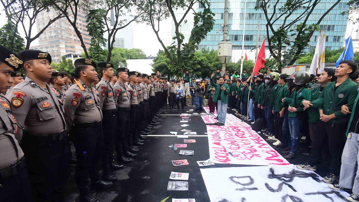 Diadang Polisi, Mahasiswa Uhamka Berunjuk Rasa di Jalan Jenderal Sudirman Jakarta