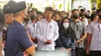 Presiden Joko Widodo bersama Ibu Negara Iriana Joko Widodo (kanan) melepas keberangkatan almarhumah Koesni Harningsih di Jalan Terusan Lembang Nomor D54, Menteng, Jakarta, Minggu (12/3/2023). Istri Kepala Staf Presiden (KSP) Moeldoko tersebut meninggal dunia di usia 63 tahun setelah menjalani perawatan di ICCU RSPAD Kartika Gatot Subroto dan rencananya akan dimakamkan di Taman Makam Pahlawan Bahagia, Tangerang Selatan. (Liputan6.com/Angga Yuniar)