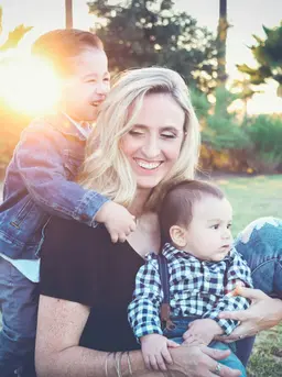 Ibu menjadi contoh dalam menghadirkan perhatian penuh saat bersama anak, sehingga anak merasa didengar, dihargai, dan dicintai. (Foto: Edward Cisneros/Unsplash)