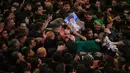 Peti jenazah mendiang Pemimpin Tertinggi Iran Ayatollah Ali Khamenei diarak melewati kerumunan pelayat di Makam Imam Hussein di Karbala, Irak, Kamis pagi, 9 Juli 2026. (AP Photo/Khalil Hamra)