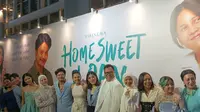 Foto para pemain ditemani dengan produser, sutradara dan penulis film Home Sweet Loan saat jumpa pers di Epicentrum XXI. (Dok. Liputan6).