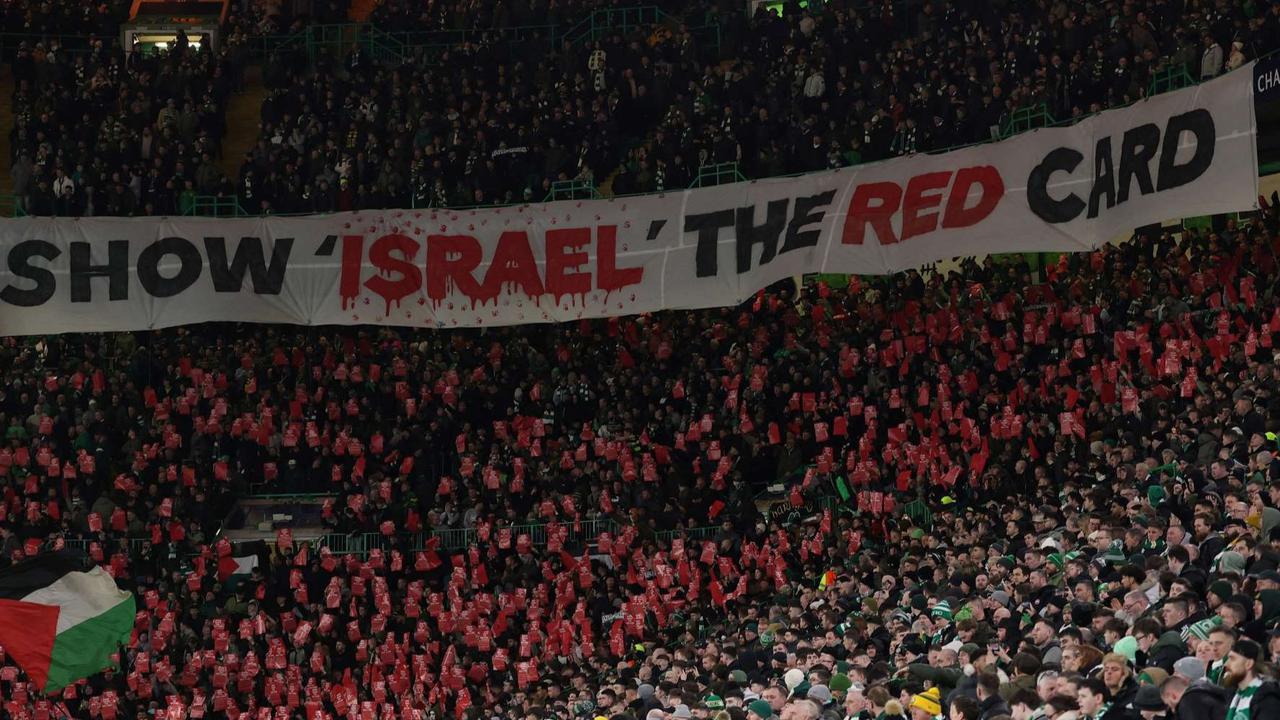 FOTO: Tak Gentar Ancaman UEFA! Suporter Green Brigade Celtic Bentangkan Spanduk Kecam Israel