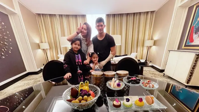 Staycation Audy Item bersama keluarga kecilnya (Instagram/audyitem)