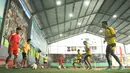Sejumlah pemain Arema Cronus mengikuti latihan perdana pasca Piala Presiden 2015 di Lapangan Futsal Champion Tidar, Malang, Kamis (22/10/2015). (Bola.com/Kevin Setiawan)