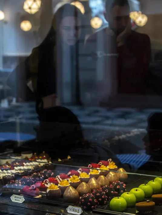 Makanan penutup berbentuk berbentuk virus corona Covid-19 ditempatkan di jendela sebuah kafe di Praha pada 06 Oktober 2020. Dengan lebih dari 81.000 kasus di Republik Ceko, tingkat penyebaran Covid-19 termasuk yang terburuk di Eropa - hampir separah di Spanyol. (Michal Cizek / AFP)