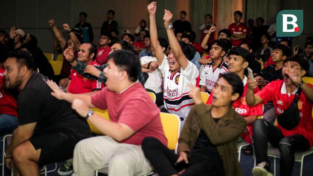 Foto: Sempat Dihibur dengan Gol Marcus Rashford, Fans MU Tetap Gigit Jari setelah Kena Comeback Man City saat Roaring Night