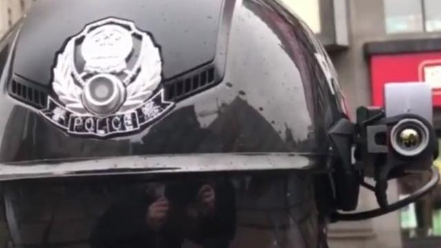 Deteksi Penderita Virus Corona, Polisi Tiongkok Pakai Helm Canggih Bak Robocop