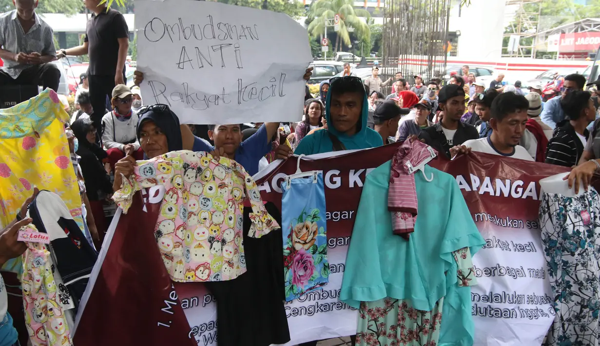 Pedagang kaki lima (PKL) menggelar unjuk rasa di depan kantor Ombudsman, Jakarta, Selasa (3/4). Para pendemo yang mengaku PKL Tanah Abang tersebut meletakkan baju, daster, dan celana di pintu gerbang Ombudsman. (Liputan6.com/Arya Manggala)