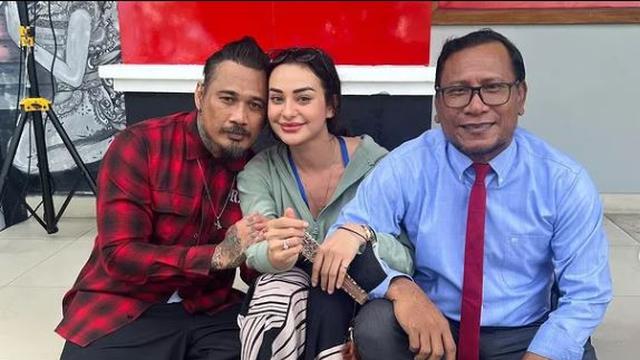 Jerinx SID telah dinyatakan bebas bersyarat. Nora Alexandra, begitu bahagia menyambut sang suami yang keluar dari penjara. (Foto: Instagram/@gendovara)