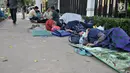 Sejumah imigran tertidur di trotoar depan Kantor UNHCR Menara Ravindo, Kebon Sirih, Jakarta, Rabu (3/7/2019). Para imigran mengaku sudah dilarang tinggal di Rumah Detensi Imigrasi yang berada di Kalideres. (merdeka.com/Iqbal Nugroho)