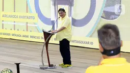 Ketua Umum Partai Golkar Airlangga Hartarto berpidato dalam HUT ke-56 Partai Golkar di Jakarta, Sabtu (17/10/2020). Partai Golkar mendorong masyarakat mematuhi protokol pencegahan penularan COVID-19 melalui 3M yaitu Memakai Masker, Mencuci Tangan, dan Menjaga Jarak. (Liputan6.com/Johan Tallo)
