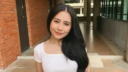 Prilly Latuconsina tampil kasual dalam balutan kaos berwarna putih yang dipadukan dengan celana jeans. (Foto: Instagram/ prillylatuconsina96)