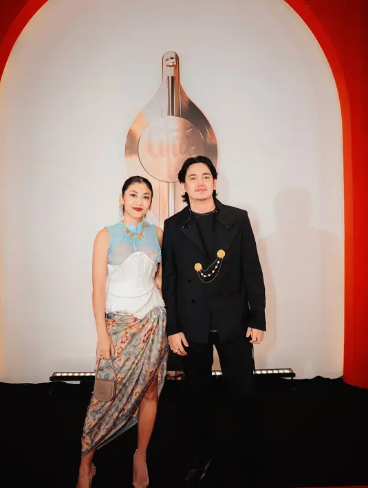 Canti Tachril tampil bright dengan paduan atasan corset putih dan brukat biru muda. Rok batik lilit berwarna keabuan jadi sentuhan yang netral [@snap.nuel]