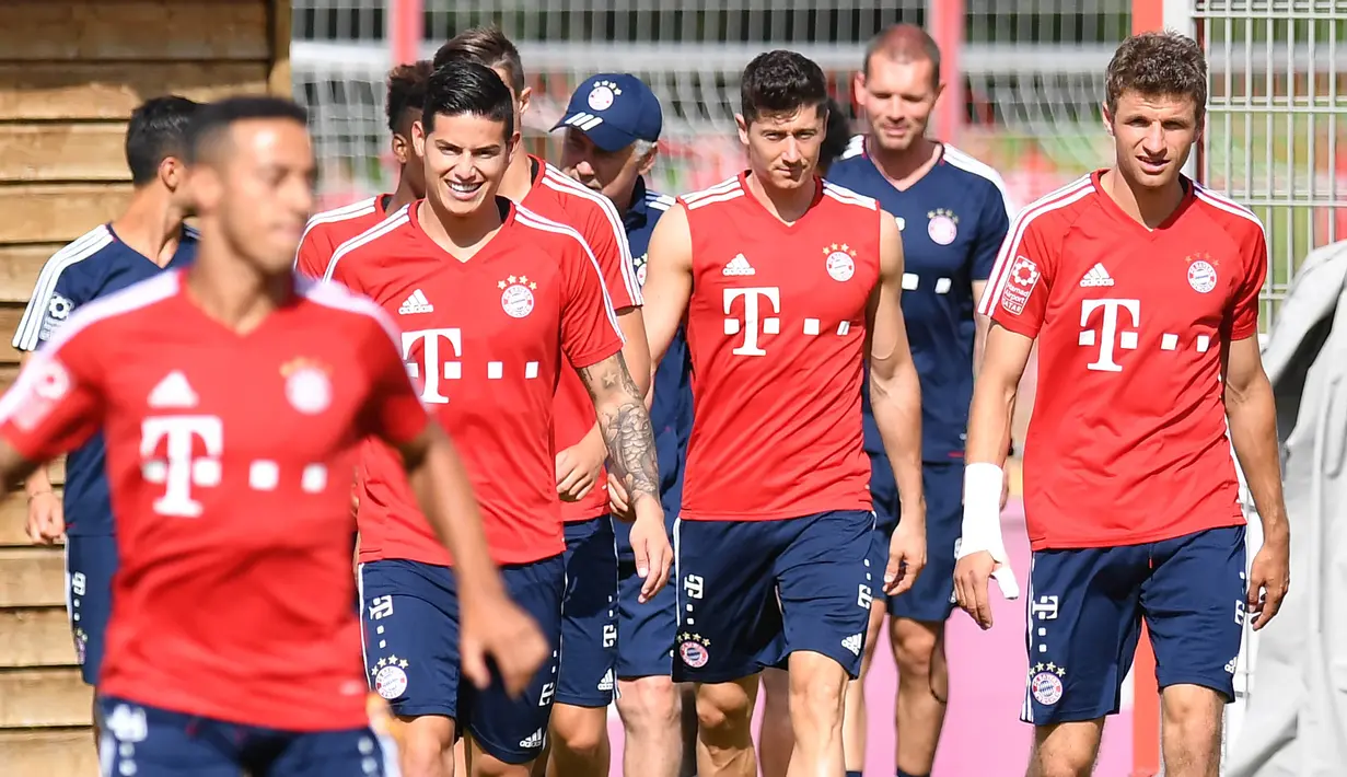 Gelandang baru Bayern Munchen, James Rodriguez, bersama rekan-rekannya memasuki lapangan untuk mengikuti latihan perdana di Munchen, Rabu (12/7/2017). (EPA/Lukas Barth)