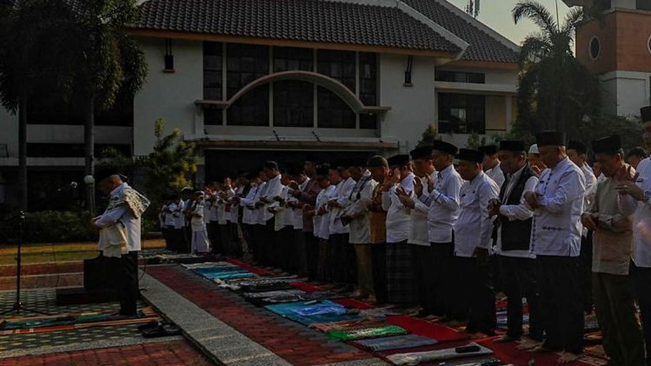 Salat Istisqa ini dilakukan untuk meminta turun hujan di tengah musim kemarau yang berkepanjangan ini.
