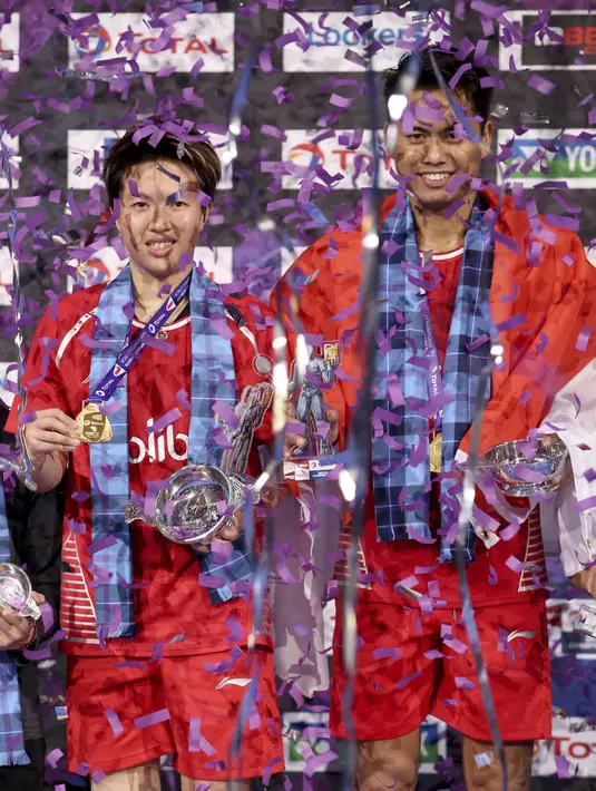 Tontowi Ahmad dan Liliyana Natsir saat menerima medali juara usai kalahkan ganda China pada ajang BWF World Championships 2017 di Emirates Arena, Glasgow (27/8/2017). Tontowi/Liliyana menang 15-21, 21-16, 21-15. (Jane Barlow(/PA via AP)