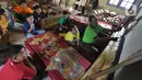 Anak-anak berlatih mendalang wayang kulit di Sanggar Nirmalasari, Cinere, Depok, Jawa Barat, Minggu (9/2/2020). Para siswa di sanggar ini dipungut iuran Rp 300 ribu per bulan. (merdeka.com/Arie Basuki)
