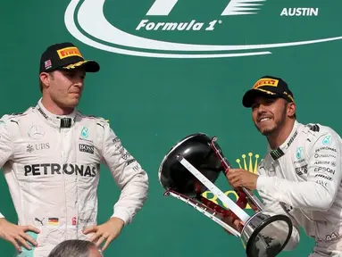 Pebalap Mercedes GP, Lewis Hamilton, menjadi pemenang pada balapan F1 GP Amerika Serikat di Sirkuit Americas, Austin, Senin (24/10/2016) dini hari WIB. (Reuters/Adrees Latif)