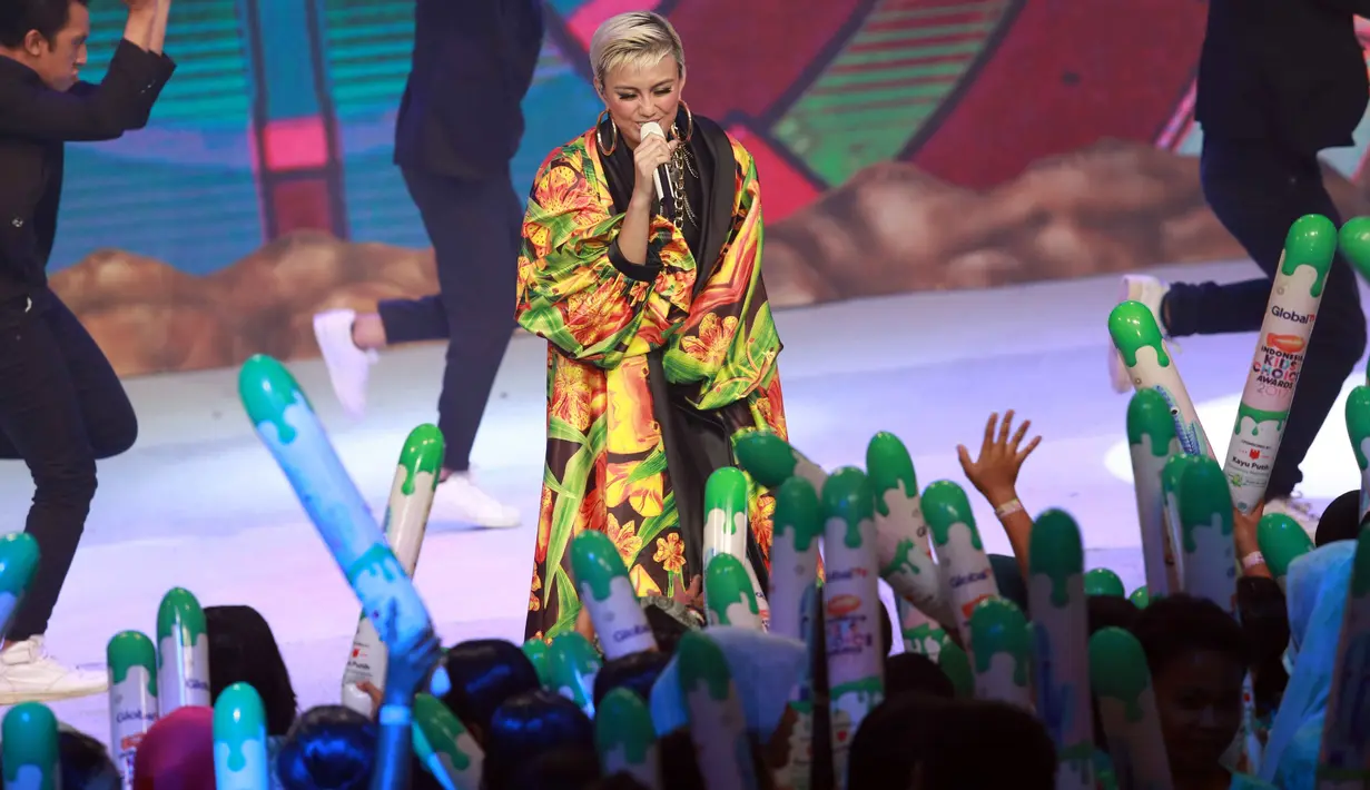 "Saya akan bener-bener tau yang mana fans saya dan mana yang bukan. Itu yang membuat kedekatan saya sama fans semakin baik, lebih dekat, dan personal lagi," lanjut pelantun lagu Coke Bottle itu. (Nurwahyunan/Bintang.com)