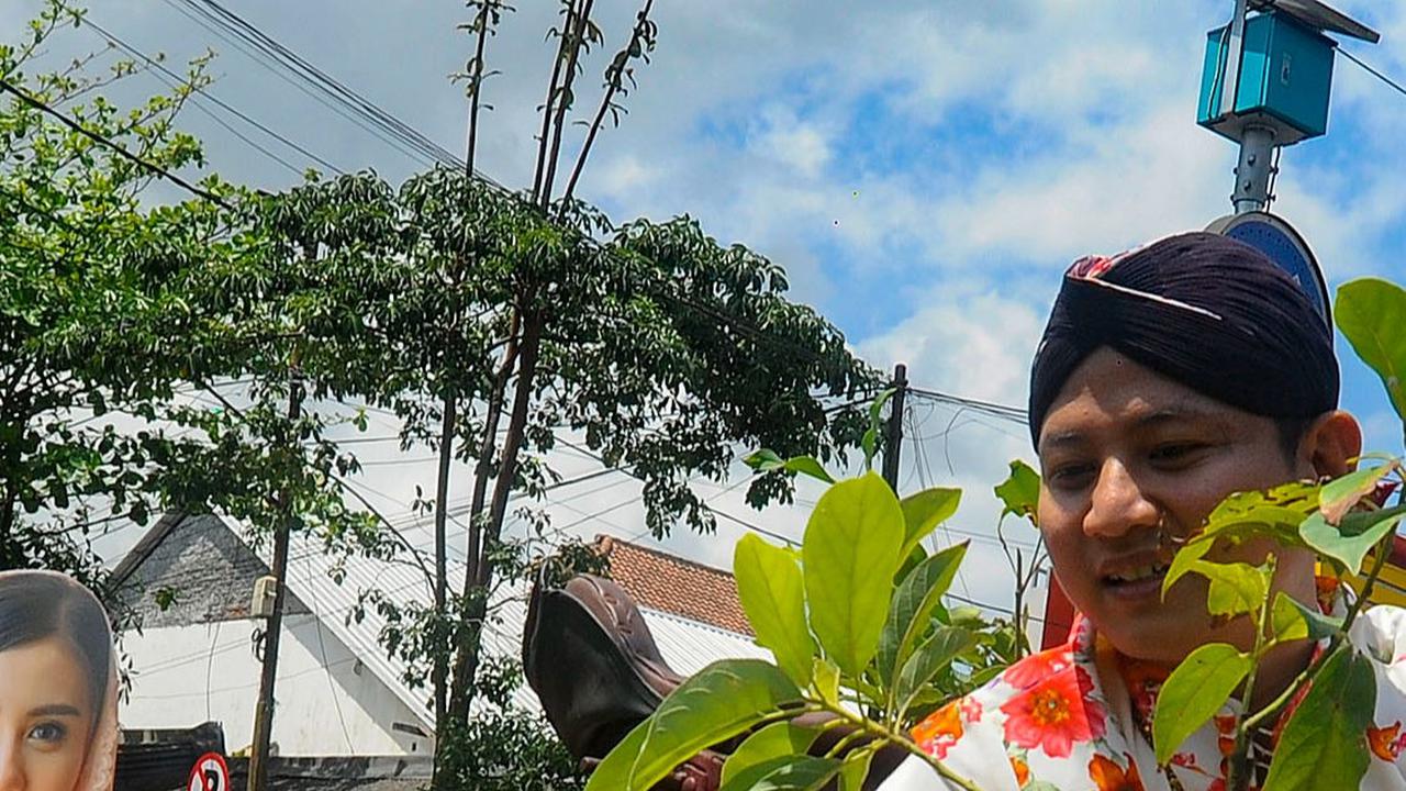 Bupati Trenggalek Mochamad Nur Arifin juga sempat memberikan bibit pohon kepada warga saat kegiatan Kirab Pusaka.