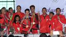Ganda campuran Indonesia, Lilyana Natsir dan Tontowi Ahmad berfoto bersama saat jumpa persdi Bandara Soekarno Hatta, Banten, Selasa (23/8). Tontowi Ahmad/Lilyana Natsir berhasil meraih emasolimpiade Rio 2016 di Brasil. (Liputan6.com/HelmiFithriansyah)