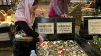 Celine Evangelista  berziarah ke makam kakek buyutnya di Makassar, Sulawesi Selatan (Dok.Instagram/@celine_evangelista/https://www.instagram.com/p/BwJD1oKDjqH/Komarudin)