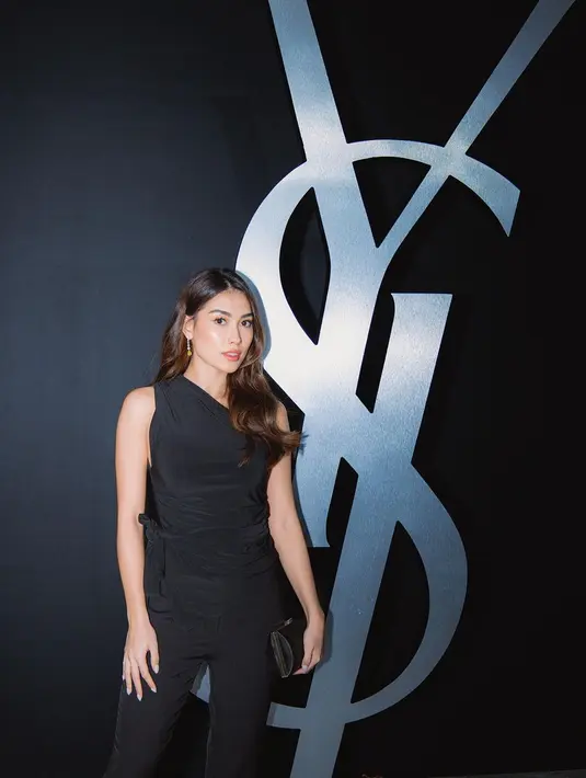 Frederika Cull memancarkan pesona ‘old money’ dengan penampilan minimalisnya yang elegan dan berkelas. Pemeran Layangan Putus itu tampil memesona dengan one shoulder blouse berwarna hitam dan straight pants warna senada. [@frederikacull]