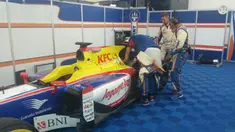 Teknisi Trident mempersiapkan mobil Philo Paz Armand sebelum melakukan tes pada balapan GP2 di Sirkuit Red Bull Ring, Austria, (1/7/2016). (Bola.com/Reza Khomaini)