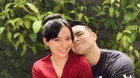 Momen mesra Asmirandah dan Jonas Rivanno saat di rumah (Sumber: Instagram/asmirandah89)