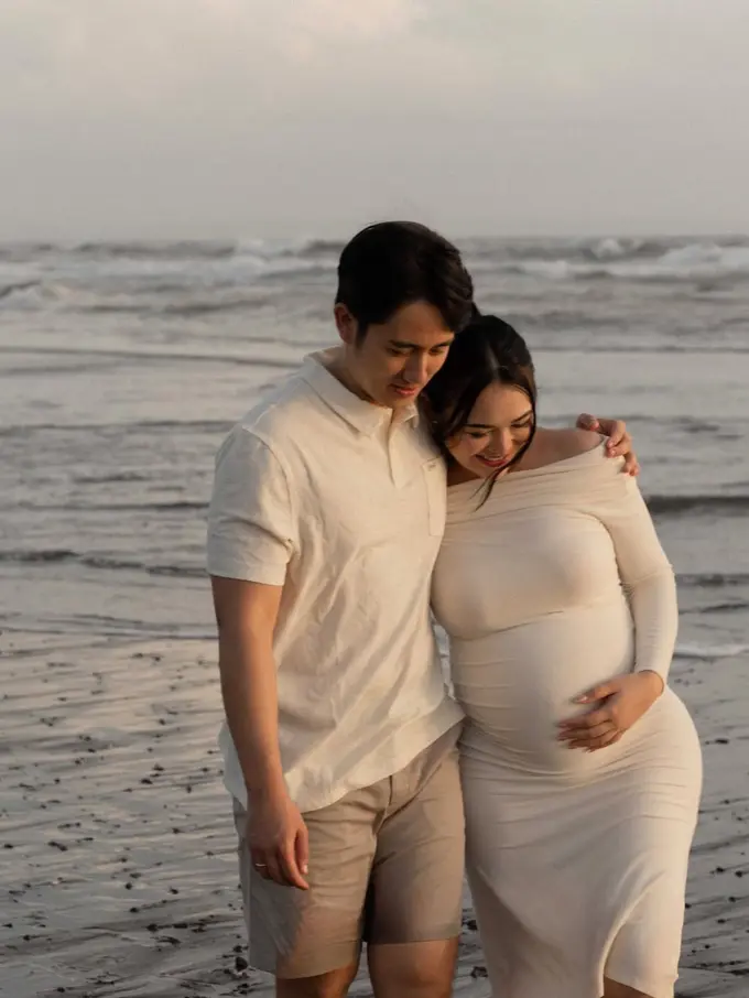 Gaya Amanda Manopo Perlihatkan Baby Bump dalam Fitted Dress, Lakoni Maternity Shoot Bareng Kenny Austin