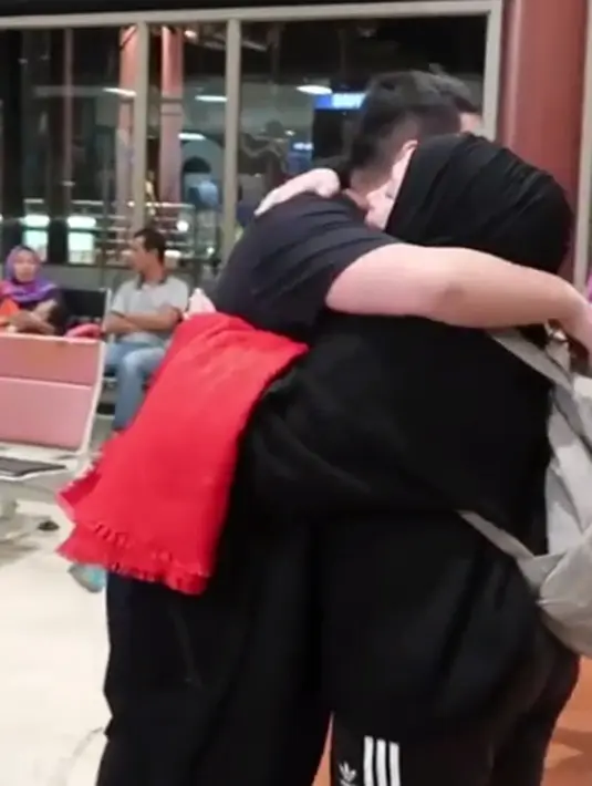 Sebelum keberangkatan menuju Palestina, terlihat suasana haru dari video yang diunggah Melly di akun Instagramnya. Momen detik-detik perpisahan Melly dengan suaminya serta kedua anak lelakinya. (Instagram/melly_goeslaw)