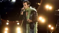 Dalam gambar ini dirilis pada 14 Maret, Harry Styles tampil di panggung Grammy Awards ke-63 di Los Angeles Convention Center di Los Angeles, California dan disiarkan pada 14 Maret 2021. (KEVIN WINTER / GETTY IMAGES NORTH AMERICA / GETTY IMAGES VIA AFP)