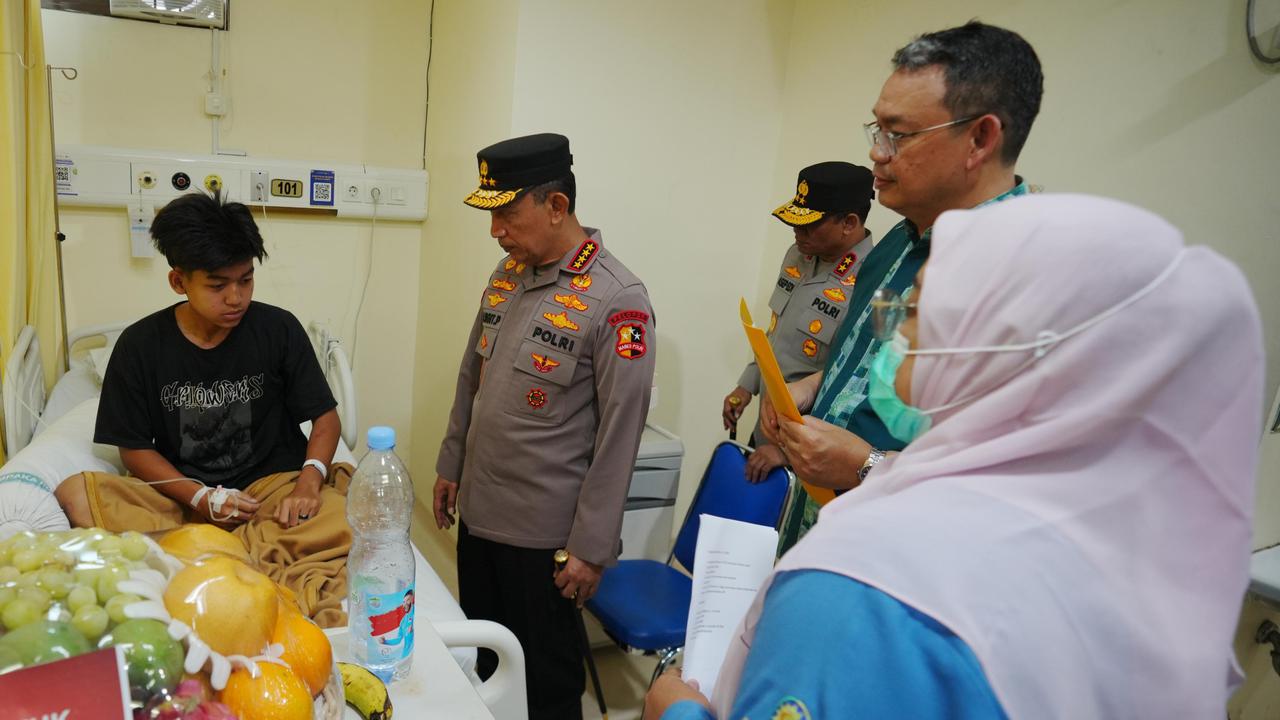 Kapolri Listyo Sigit Kunjungi Korban Ledakan SMAN 72 di RSI Cempaka Putih