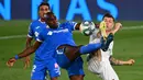 Gelandang Real Madrid, Toni Kroos, berebut bola dengan bek Getafe, Allan Nyom, pada laga lanjutan La Liga pekan ke-33 di Stadion Alfredo Di Stefano, Jumat (3/7/2020) dini hari WIB. Real Madrid menang 1-0 atas Getafe. (AFP/Gabriel Bouys)