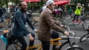 Imam Osman Oers (depan) dan Rabbi Akiva Weingarten mengayuh sepeda tandem sebagai kampanye lintas agama di  Berlin, 24 Juni 2018. Sekitar 25 orang Yahudi dan Muslim yang ikut dalam aksi lintas agama itu diantaranya rabbi dan imam. (AFP/John MACDOUGALL)