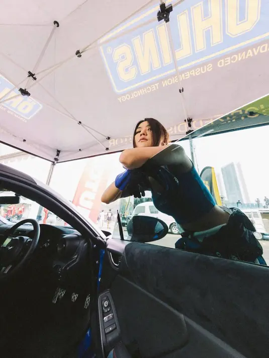 Selama menjalani ajang drift tersebut, Rachel pun banyak mengabadikan momen saat berada di sirkuit. Salah satunya ialah mengabadikan momen bersama mobil yang akan ditungganginya dalam ajang tersebut. Berhasil membuat putaran donat dalam ajang tersebut, banyak netizen memuji dan menyebut Rachel memang memiliki bakat. (Liputan6.com/IG/@rchelcia)