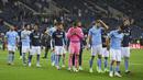 Para pemain tim Manchester City berjalan usai pertandingan melawan Chelsea pada babak final Liga Champions di Stadion Dragao di Porto, Portugal, Minggu (30/5/2021). Man City kalah atas Chelsea dengan skor 1-0. (David Ramos / Pool via AP)