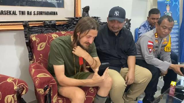 Pilot Susi Air Kapten Philip Mark Marthens video call dengan keluarga setelah bebas dari KKB. (Dok. Satgas Damai Cartenz).